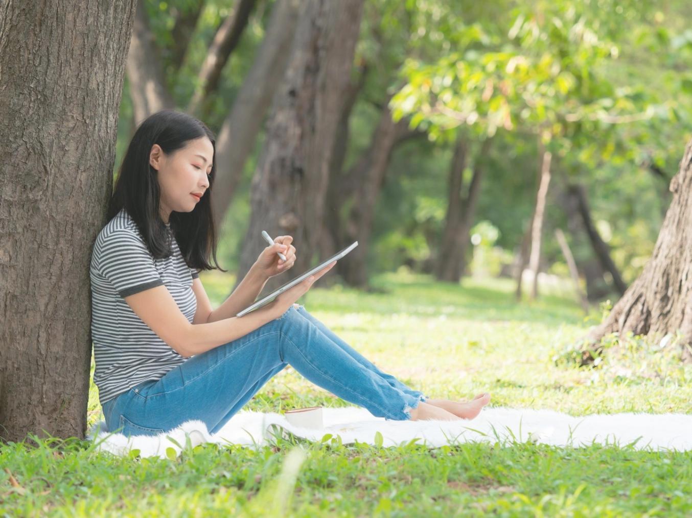 Professionelles Beratungsgespräch in modernem Büroumfeld