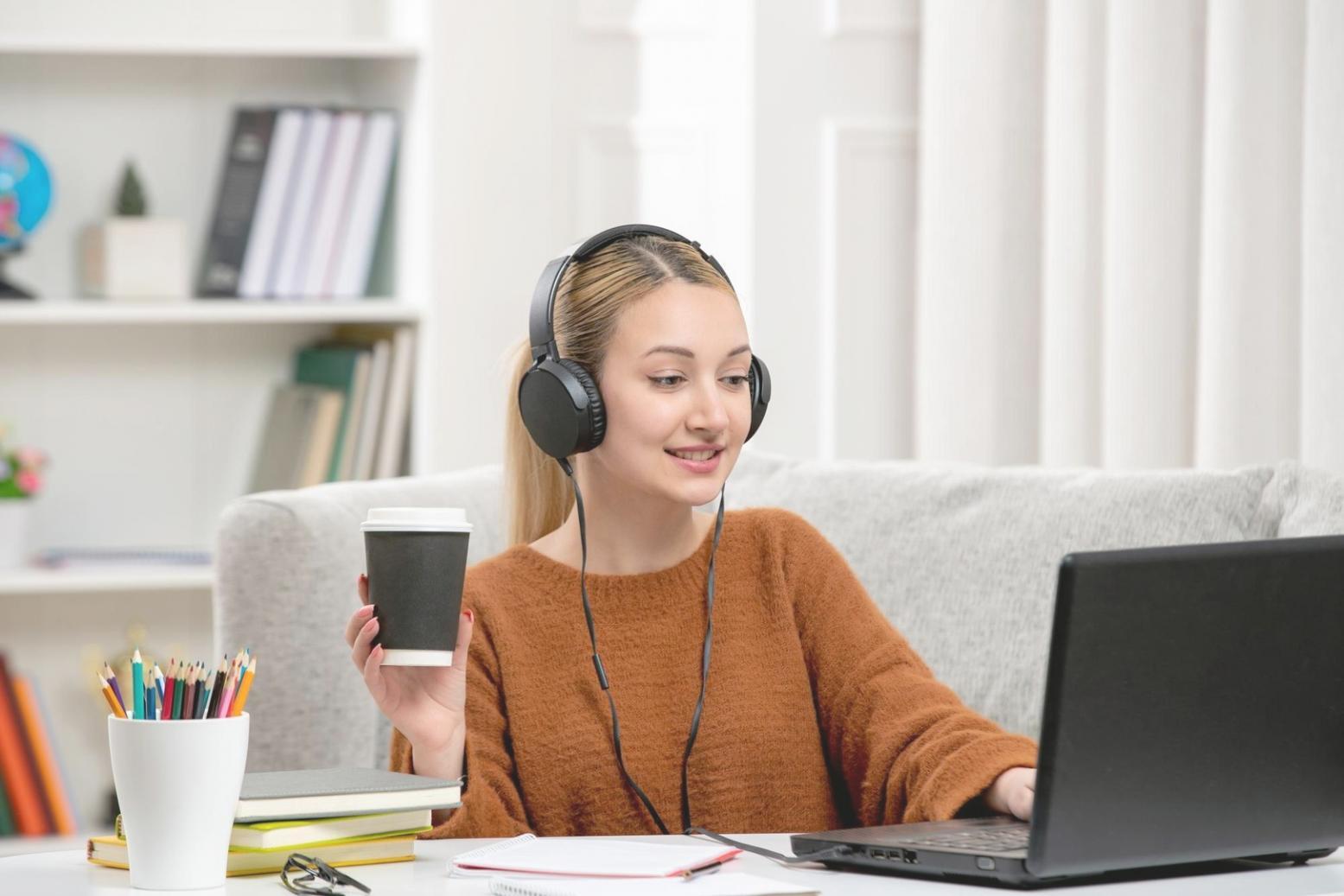 Teilnehmer arbeitet konzentriert an Finanzanalyse