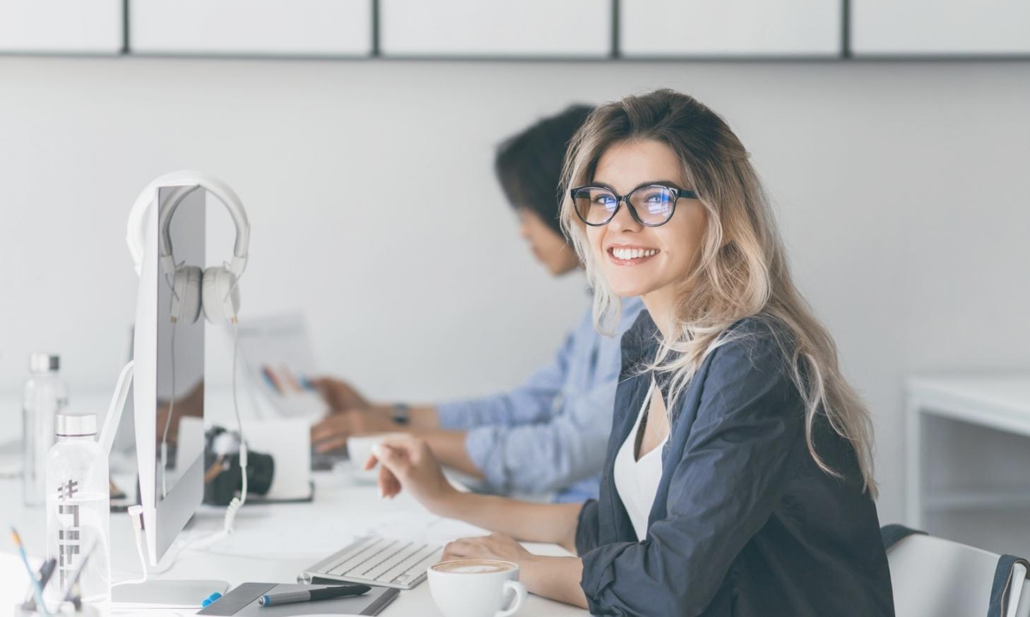 Gruppe diskutiert verschiedene Finanzstrategien