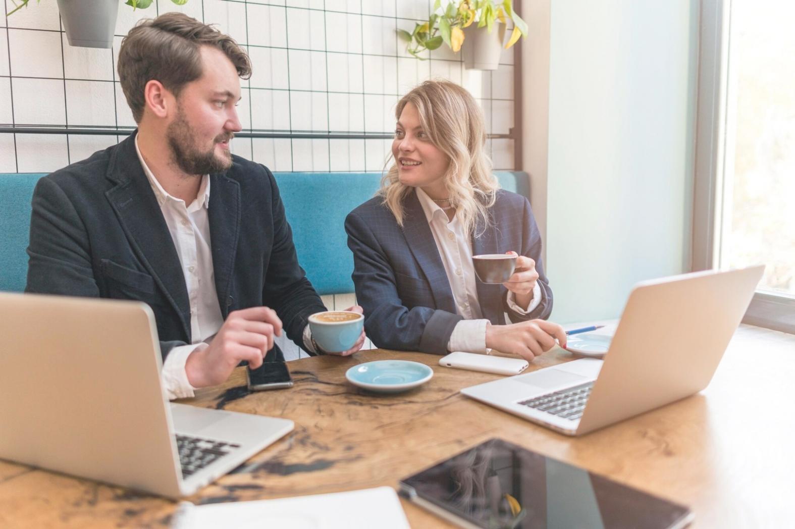 Finanzplanung Arbeitsplatz mit Dokumenten und Notizen